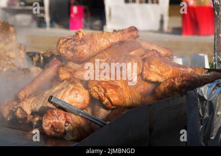 Die türkei steht auf dem Grill beim Mumfest in New Bern, North Carolina Stockfoto