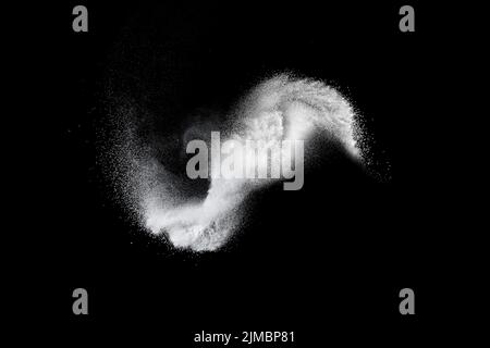 Weiße Pulverexplosion isoliert auf schwarzem Hintergrund. Weiße Staubpartikel spritzen.Color Holi Festival Stockfoto