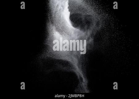 Weiße Pulverexplosion isoliert auf schwarzem Hintergrund. Weiße Staubpartikel spritzen.Color Holi Festival Stockfoto