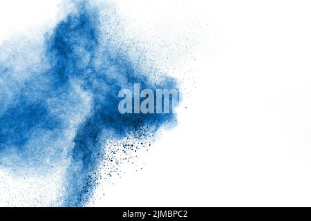 Abstrakte blaue Staubexplosion auf weißem Hintergrund. Frostbewegung von blauen Partikeln, die spritzen. Lackiert