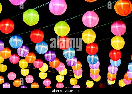 Bunte traditionelle chinesische Laterne Lampe in dunklem Hintergrund.Hintergrund der bunten Laternen. Stockfoto