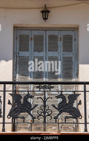 Kunstvolle Gusseisengeländer auf einem typisch griechischen Gebäude auf der Insel Zante, architektonisches schmiedeeisernes Geländer auf einem Balkon in zakynthos, griechenland. Stockfoto