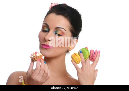 Beauty fashion model Mädchen mit bunten Kuchen Stockfoto