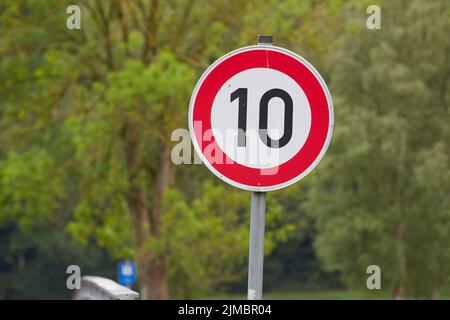 Geschwindigkeitsbegrenzungsschild mit zehn (10) km/h. Stockfoto