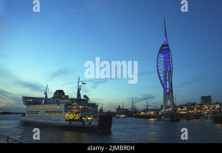 ISLE OF WIGHT AUTOFÄHRE ST. HELENS ERREICHT DEN FERRYPORT IN PORTSMOUTH UNTER DEN LICHTERN DES SPINNAKER-TURMS. BILDER VON MIKE WALKER, MIKE WALKER, 2010 Stockfoto