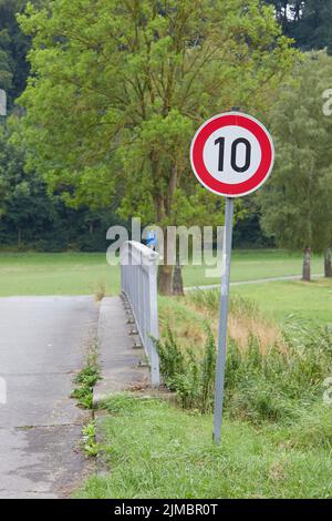 Geschwindigkeitsbegrenzungsschild mit zehn (10) km/h. Stockfoto