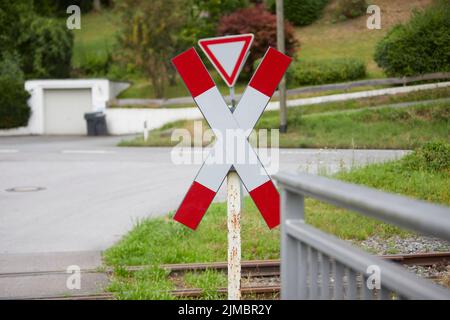 Diagonales Kreuz am Bahnübergang Stockfoto