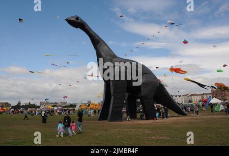 EINE RIESIGE DINOSAURIERSKULPTUR BEGRÜSSTE DIE BESUCHER DES KITE FESTIVAL ON THE COMMON IN SOUTHSEA, HANTS. PIC MIKE WALKER, 2010 Stockfoto