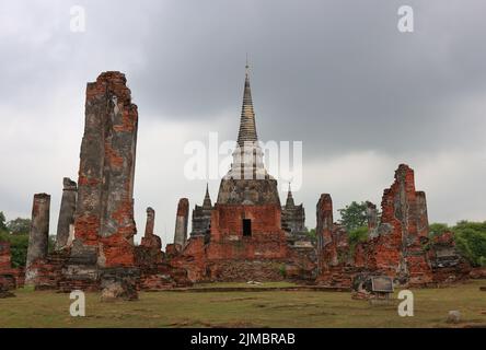 Alte Pagode, Ruinen der Pagode am Wat Phra Si Sanphet Tempel im historischen Ayutthaya Park, Ruinen der alten Hauptstadt des Königreichs Siam in Thailand. Stockfoto