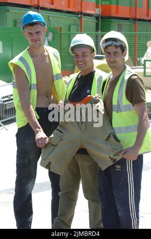 DIE BAUHERREN L BIS R, PHIL GROVES, IAN FORD UND DAVE ROGERS, DIE VON IHRER BAUSTELLE AN DER UNIVERSITY OF SOUTHAMPTON NACH HAUSE GESCHICKT WURDEN, WEIL SIE SHORTS TRUGEN. PIC MIKE WALKER, 2006 Stockfoto