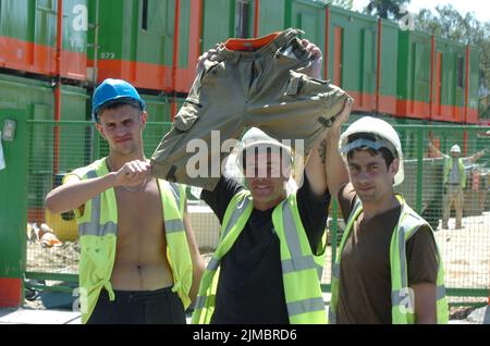 DIE BAUHERREN L BIS R, PHIL GROVES, IAN FORD UND DAVE ROGERS, DIE VON IHRER BAUSTELLE AN DER UNIVERSITY OF SOUTHAMPTON NACH HAUSE GESCHICKT WURDEN, WEIL SIE SHORTS TRUGEN. PIC MIKE WALKER, 2006 Stockfoto