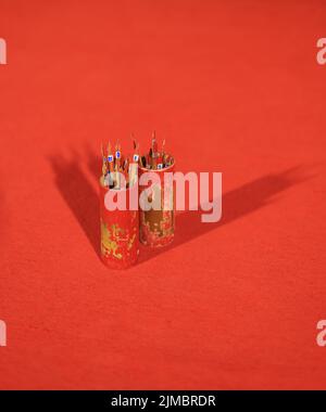 Glücksstick für den Rat des Gottes auf rotem Teppich. Glücksstöcke ( Esiimsi ) im Tempel mit selektivem Fokus. Stockfoto