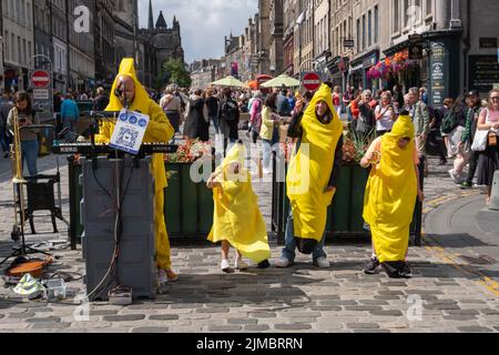 Edinburgh, Schottland, Großbritannien. 5.. August 2022. Darsteller auf der Royal Mile während des Edinburgh Fringe Festivals. Kredit: Skully/Alamy Live Nachrichten Stockfoto