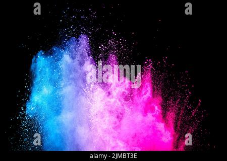 Blau-rosa Pulverexplosion auf schwarzem Hintergrund. Stockfoto