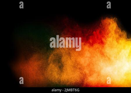 Rot orange Farbe pulverexplosion Cloud auf schwarzem Hintergrund. Stockfoto