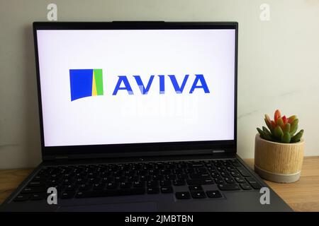 KONSKIE, POLEN - 04. August 2022: Logo der britischen multinationalen Versicherungsgesellschaft Aviva plc auf dem Laptop-Bildschirm Stockfoto