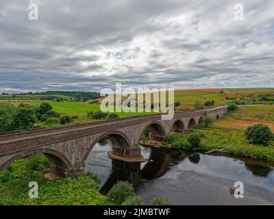 Die Lower North Water Bridge, die die A92 Road zwischen Arbroath und Aberdeen über den Fluss North Esk bei St. Cyrus führt. Stockfoto