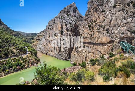 El Caminito del Rey mit Eisenbahneisenbrücke in Malaga, Spanien. Stockfoto