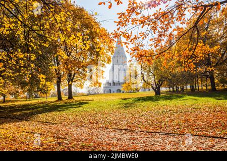 Wunderschöne Herbstlandschaft im Kolomenskoye Park Stockfoto