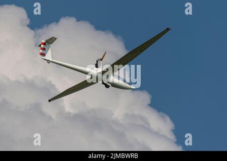 Motorisierter Segelflieger in einem blau bewölkten Himmel Stockfoto