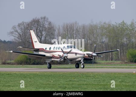 Zweimotorige Geschäftsflugzeuge während der Landung Stockfoto