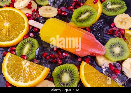 Obst-Eis auf Stick mit Scheiben Früchte Stockfoto