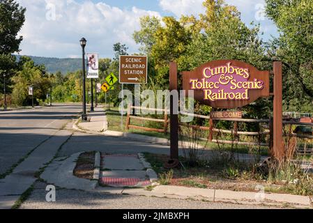 Schilder für die Cumbres und Toltec Scenic Railroad, eine mit einem Pfeil markiert den Eingang zum Bahnhof, im Dorf Chama, New Mexico. Stockfoto