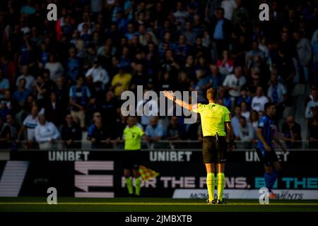 Schiedsrichter Nathan Verboomen reagiert auf ein Fußballspiel zwischen dem Club Brugge und dem SV Zulte Waregem am Freitag, 05. August 2022 in Brügge, am 3. Tag der ersten Division der belgischen Meisterschaft 2022-2023 in der „Jupiler Pro League“. BELGA FOTO JASPER JACOBS Stockfoto