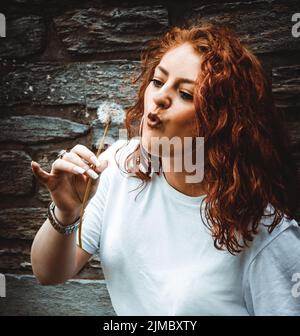 Frau mit Blowball Stockfoto