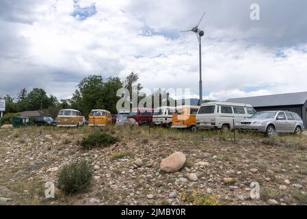 Eine Reihe von Volkswagen-Lieferwagen parkte in einer Reihe außerhalb von Uranus, einer Autowerkstatt am Highway 24, Buena Vista, Colorado. Stockfoto