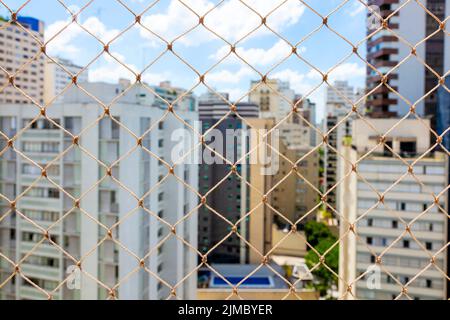 Schützendes Sicherheitsnetz im Fenster, um Stürze von hohen Wohnhochhäusern in Sao Paulo, Brasilien, zu verhindern Stockfoto