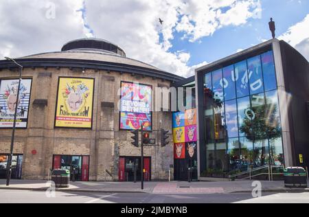 London, Großbritannien. 5.. August 2022. Außenansicht des Roundhouse, dem berühmten Veranstaltungsort für Live-Musik in Camden. Stockfoto