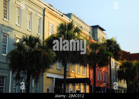 Farbenfrohe Reihenhäuser bilden die wunderschöne Painted Row entlang der Broad Street in Charleston, South Carolina Stockfoto