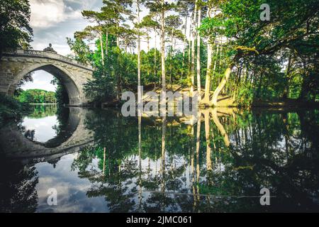 Brücke im Schlosspark Laxenburg bei Wien Stockfoto