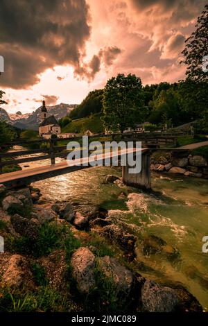 Wunderschöne bayerische Alpenlandschaft mit Pfarrkirche St. Sebastian - Ramsau, Nationalpark Berchtesgaden - Deutschland Stockfoto