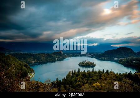 Bled, Slowenien - Panoramablick auf den Bleder See mit der Kirche Mariä Himmelfahrt Stockfoto