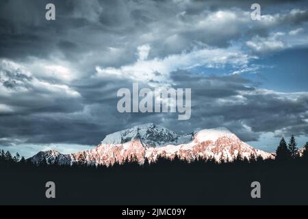 Wundervolle Sonnenuntergang am Hintersee in den Bayerischen Alpen. Stockfoto