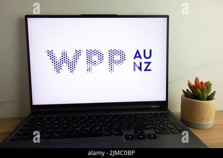 KONSKIE, POLEN - 04. August 2022: WPP AUNZ-Logo der multinationalen Holding für Kommunikation, Werbung, Öffentlichkeitsarbeit, Technologie und Handel Stockfoto