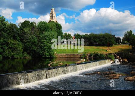 Ein Damm entlang des Blackstone River in Pawtucket, Rhode Island, versorgte die Slater Mills, einen der ersten Industriekomplexe und Standorte in den USA Stockfoto