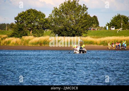 2022-08-05 19:33:21 AMEIDE - Tauchteams suchen die Lek nach einer vermissten Person. Ein Vergnügungsschiff sank nach einer Kollision mit einem Binnenschiff, bei dem eine Person an Bord vermisst wurde. ANP MEDIATV niederlande Out - belgien Out Stockfoto