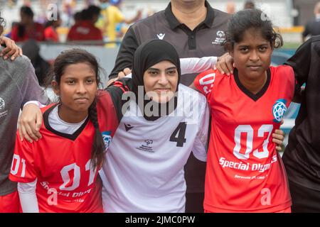 Detroit, Michigan - die Frauen-Teams der Vereinigten Arabischen Emirate und Sri Lanka posieren für ein Bild nach ihrem Spiel bei den Special Olympics Unified C Stockfoto