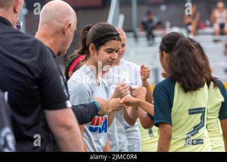 Detroit, Michigan - Spieler der Frauen-Teams der Vereinigten Staaten und Mexiko Bumb Fäuste vor ihrem Spiel in der Special Olympics Unified Cup foo Stockfoto