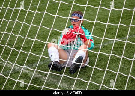 Detroit, Michigan - die US-Torhüterin kadelt den Ball, nachdem sie während eines Spiels zwischen den Frauen-Teams der Vereinigten Staaten und Mexiko eine Rettung gemacht hat Stockfoto