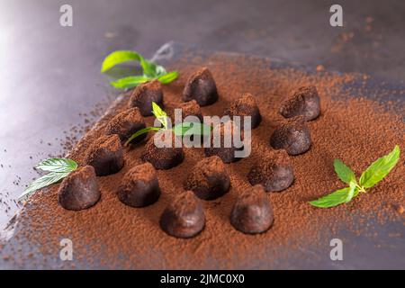 Hausgemachte Schokoladentrüffel mit Minze, bestreut mit Kakaopulver Stockfoto