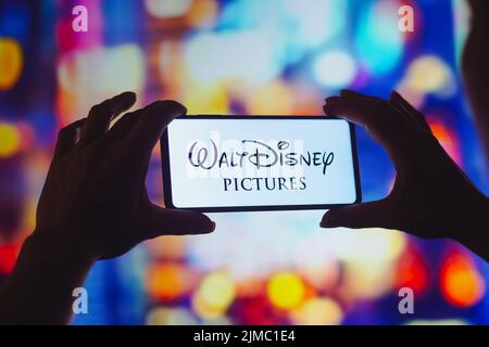 In dieser Abbildung wird das Walt Disney Picturs Logo auf einem Smartphone-Bildschirm angezeigt. Stockfoto