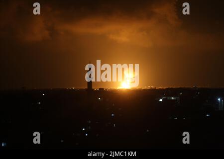 Gaza, Palästina. 5. August 2022. Rauch und Feuer steigen nach israelischen Luftangriffen in Khan Yunis im südlichen Gaza-Streifen am Freitag, dem 5. August 2022. Tödliche Luftangriffe des israelischen Militärs auf Gaza töteten 10 Palästinenser und verletzten Dutzende Zeugen, sagten sie. Foto von Ismael Mohamad/UPI Credit: UPI/Alamy Live News Stockfoto