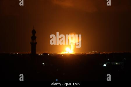 Gaza, Palästina. 5. August 2022. Rauch und Feuer steigen nach israelischen Luftangriffen in Khan Yunis im südlichen Gaza-Streifen am Freitag, dem 5. August 2022. Tödliche Luftangriffe des israelischen Militärs auf Gaza töteten 10 Palästinenser und verletzten Dutzende Zeugen, sagten sie. Foto von Ismael Mohamad/UPI Credit: UPI/Alamy Live News Stockfoto