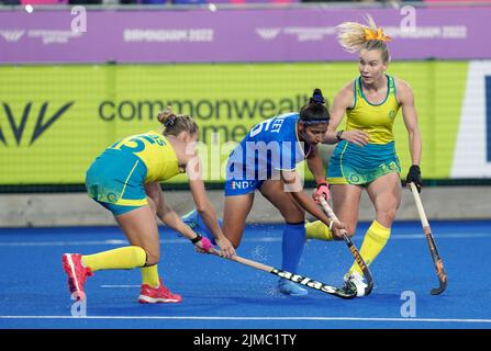 Der indische Kaur Navneet (Mitte) kämpft mit der australischen Kaitlin Nobbs (links) und Stephanie Kershaw während des Halbfinales der Frauen im Hockey an der University of Birmingham Hockey and Squash Center am achten Tag der Commonwealth Games 2022 in Birmingham um den Ball. Bilddatum: Freitag, 5. August 2022. Stockfoto