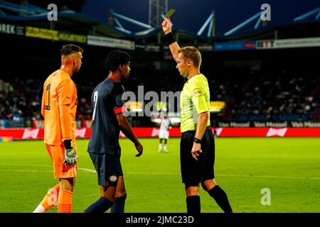 TILBURG, NIEDERLANDE - 5. AUGUST: Savio Moreira de Oliveira vom PSV U21 erhält eine gelbe Karte vom Schiedsrichter Ingmar Oostrom während des niederländischen Keukenkampioendivisie-Spiels zwischen Willem II und Jong PSV am 5. August 2022 im Koning Willem II Stadion in Tilburg, Niederlande (Foto: Geert van Erven/Orange Picts) Stockfoto