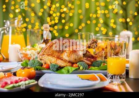 Gebratener truthahn auf einem festlichen Tisch zur Thanksgiving-Feier Stockfoto